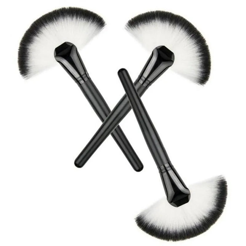 Large Fan Makeup Brush – Foundation, Blush & Powder Brush