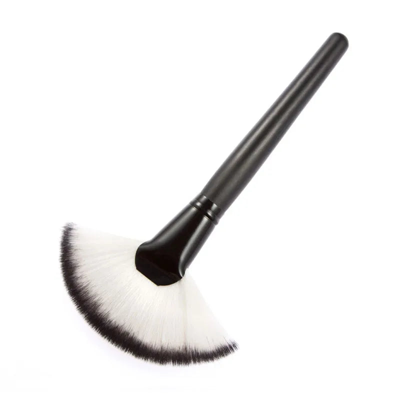 Large Fan Makeup Brush – Foundation, Blush & Powder Brush