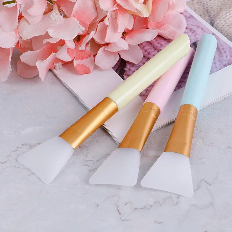 Professional Face Mask Brush – Wooden Handle Tool