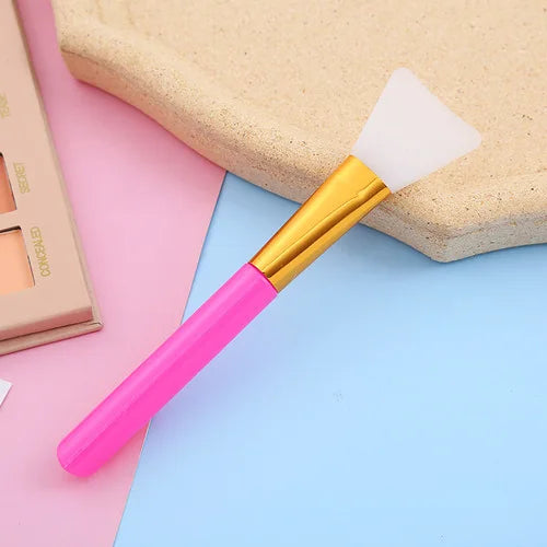 Professional Face Mask Brush – Wooden Handle Tool