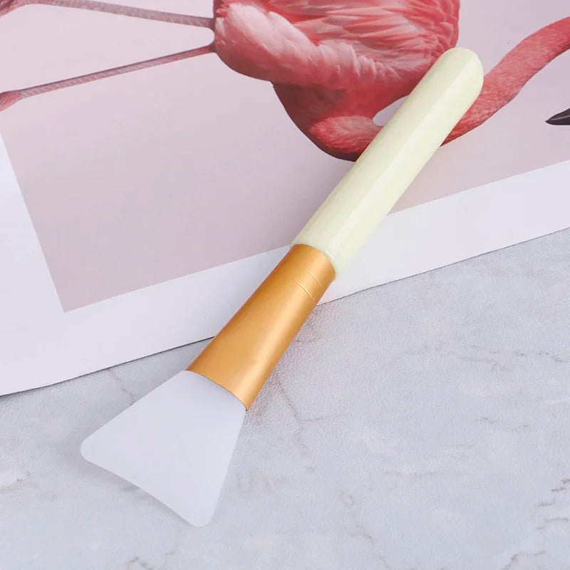 Professional Face Mask Brush – Wooden Handle Tool