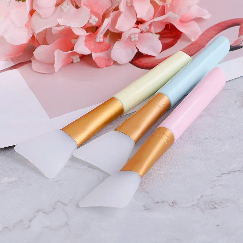 Professional Face Mask Brush – Wooden Handle Tool