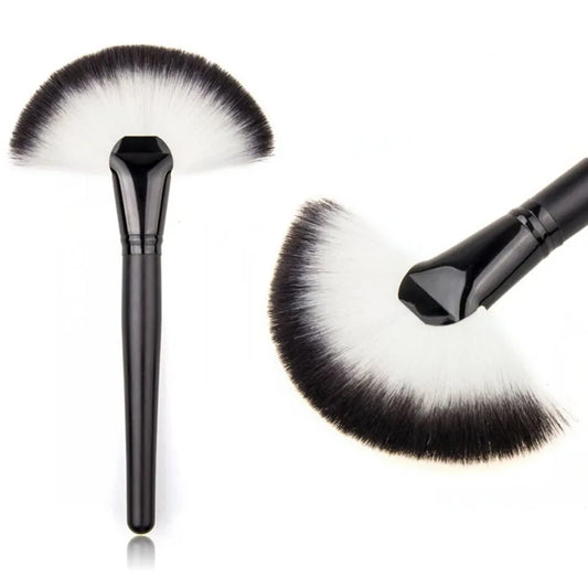 Large Fan Makeup Brush – Foundation, Blush & Powder Brush