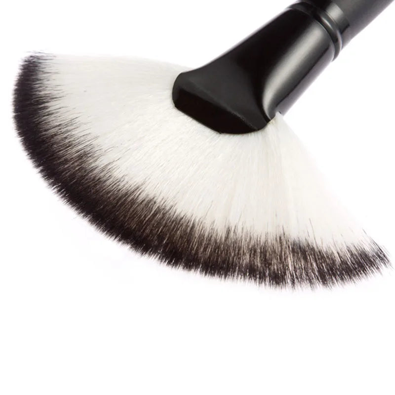 Large Fan Makeup Brush – Foundation, Blush & Powder Brush