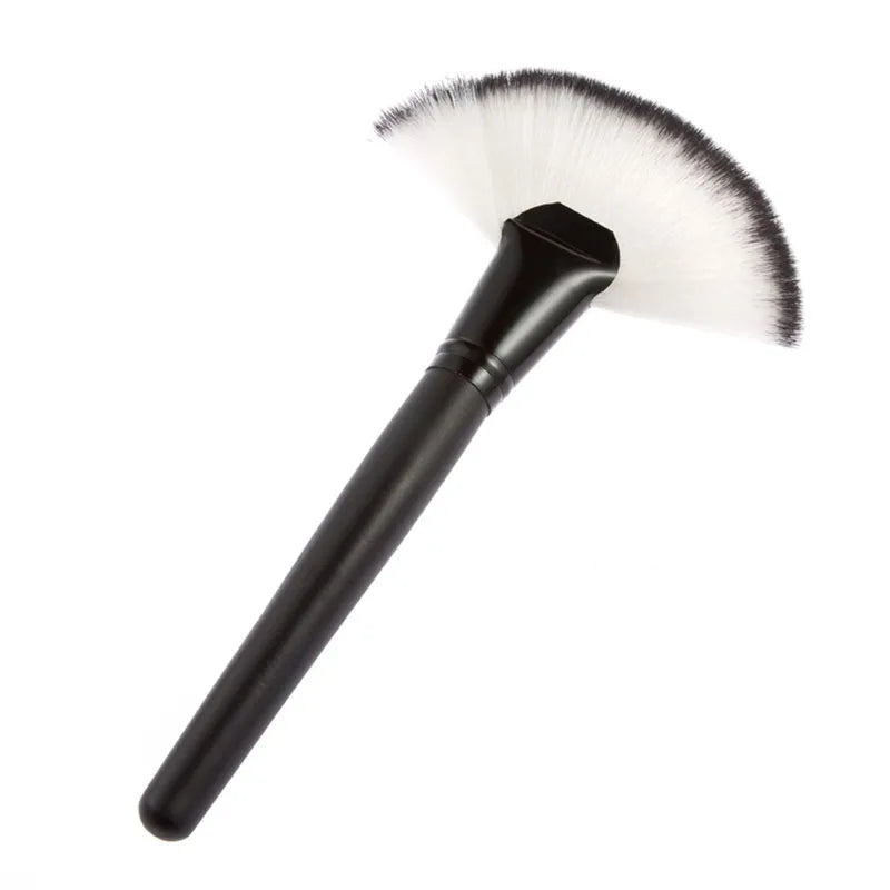 Large Fan Makeup Brush – Foundation, Blush & Powder Brush