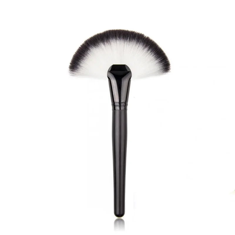 Large Fan Makeup Brush – Foundation, Blush & Powder Brush