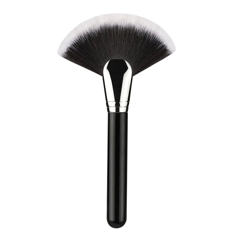 Large Fan Makeup Brush – Foundation, Blush & Powder Brush